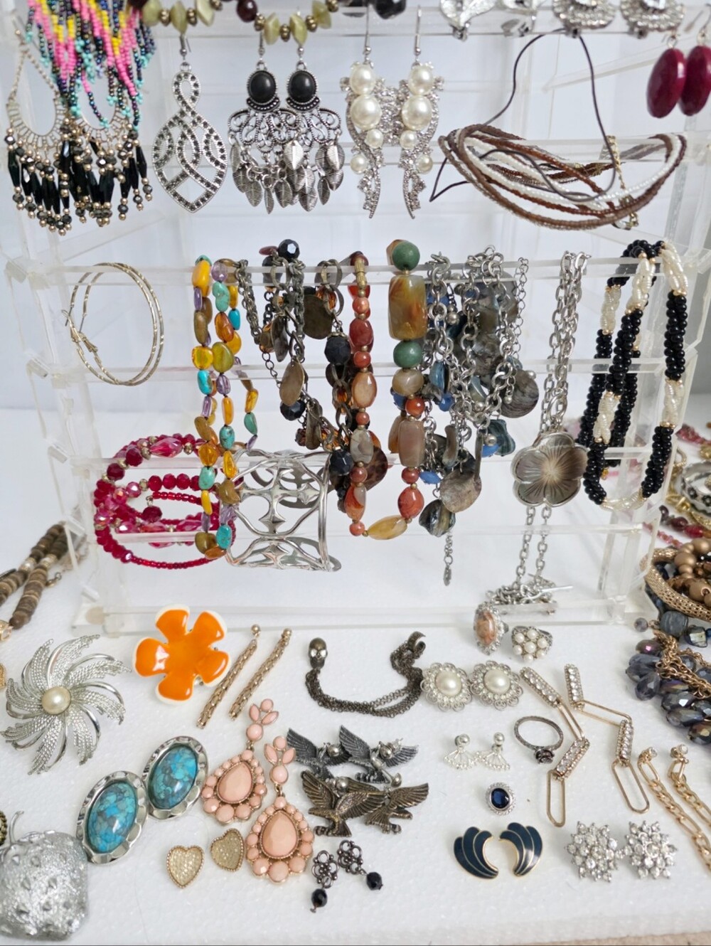 6.75lb Of Jewelry 109 Piece Earrings Bracelets Brooches Necklaces Rings - Picture 6 of 8